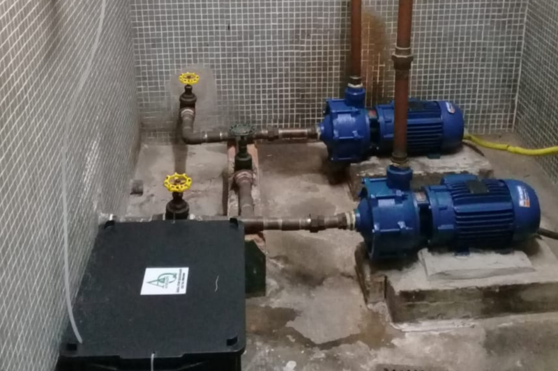 Quais as vantagens em realizar uma limpeza de tubos no sistema de distribuição de água potável, e quais os malefícios de não realizar este serviço