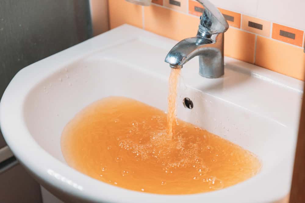Como tirar ferrugem da água e preservar os canos