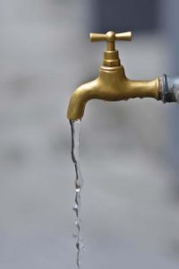 Como tirar ferrugem da água e preservar os canos