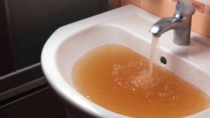 Água contaminada com ferrugem
