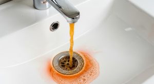 O que causa água amarela na torneira e quando agir
